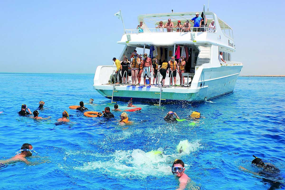 Snorkeling VS Diving in Hurghada