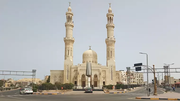 Traffic light on the background of the Abdul Munim Riyadh Mosque
